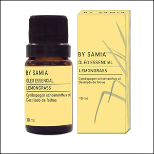 A imagem mostra um frasco pequena na cor âmbar, com tampa preta e rótulo amarelo, onde se lê: By Samia, Óleo Essencial Lemongrass, Destilado de folhas, 10 ml. O frasco está do lado de sua caixa, também amarela, com alguns desenhos em verde da planta Lemongrass. Na caixa está escrito as mesmas informações que no rótulo do produto. O fundo da imagem é branco.