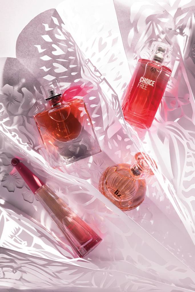 Imagem de quatro perfumes. Da esquerda para direita: L’Eau d’Issey Rose&Rose da Issey Miyake, La Vie est Belle Intensément da Lancôme, Choice Free da The Body Shop e Liz de O Boticário.