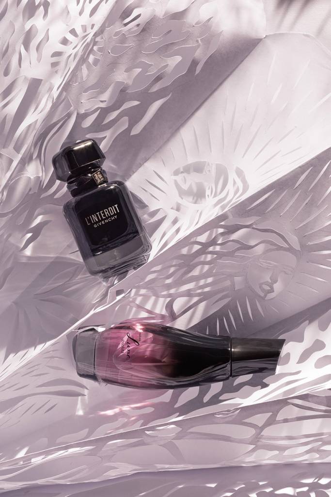Imagem de dois perfumes. Da esquerda pra direita: L’Interdit Intense da Givenchy e Luna Absoluta da Natura.