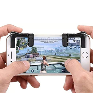 A imagem mostra duas mãos segurando um celular, jogando um jogo no aparelho e utilizando dois controles de gatilho que estão presos na parte superior do aparelho e tem cor preta.