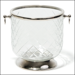 Imagem de um balde de gelo em vidro transparente com a base e alças em latão prata.