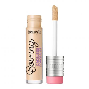 Corretivo Benefit na cor bege.