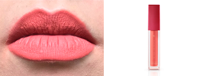 Batom-Terracota-Orquidea A imagem mostra uma boca de mulher com um batom na cor coral e, ao lado dessa imagem, há a embalagem do batom, com embalagem transparente, mostrando a cor do batom, e tampa rosa num fundo branco.