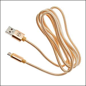 A imagem mostra um cabo USB para celular enrolado e mostrando suas duas pontas. O cabo tem cor rose gole e o fundo da imagem é branco.