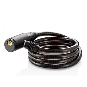 Cadeado-com-Chave-para-Bike-Atrio A imagem mostra um cabo preto enrolado com cadeado de chave na ponta, feito para ser colocado ao redor de bicicletas. O fundo da imagem é branco.