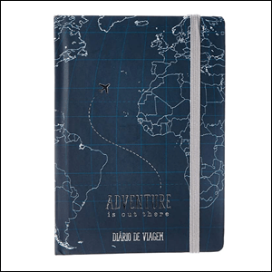 A imagem mostra um caderno de capa dura, sem espiral, na cor azul escuro. É possível ver uma parte do mapa mundi com os países contornados em branco e um pequeno avião, cujo caminho é traçado por uma linha pontilhada também branca. Na base da capa há a frase: Adventure is out there e, embaixo, Diário de Viagem, tudo em letras prateadas. Há também um elástico cinza na parte lateral que segura a capa fechada. O fundo da imagem é branco.
