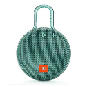 Caixa-de-Som-Bluetooth-JBL-Clip A imagem mostra uma caixa de som em formato de esfera, na cor verde claro. A caixa possui um gancho em formato de U na sua parte superior. Também na parte superior, é possível ver botões, na mesma cor da caixa, de menos, play e mais, nesta ordem. Na parte inferior central, há o logo da JBL. O fundo da imagem é branco.