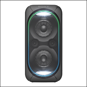 Caixa-de-Som-Bluetooth-Sony-GTK-XB60 A imagem mostra uma caixa de som retangular na cor preta, com dois alto falantes e um pequeno detalhe ao redor deles em verde e azul. O fundo da imagem é branco.