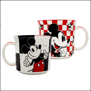 A imagem mostra dois lados da mesma caneca de cerâmica de fundo branco. De um lado, há uma estampa xadrez preta e branca com o Mickey Mouse e, de outro, a estampa muda para vermelha e branca. O fundo da imagem é branco.