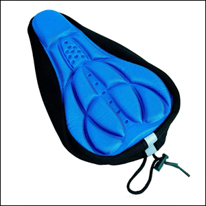 Capa-de-assento-de-bicicleta-TopMountain A imagem mostra uma capa de assento de bicicleta na cor azul com as bordas em preto. É possível ver o relevo nos lugares acolchoados. O fundo da imagem é branco.