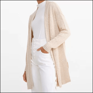 Cardigan-Liso-Em-Trico Imagem de uma mulher vestida de branco com um cardigan bege por cima.