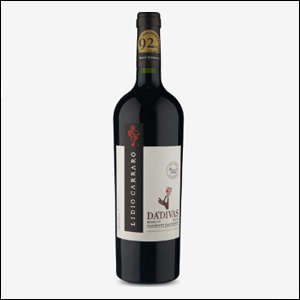 Dádivas-Merlot-Carbenet-Sauvignon-2018 A imagem mostra uma garrafa do vinho Dádivas Merlot Cabernet Sauvignon 2018 em um fundo cinza.