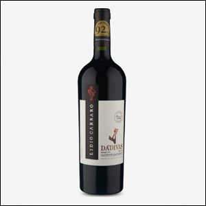 A imagem mostra uma garrafa do vinho Dádivas Merlot Cabernet Sauvignon 2018 em um fundo cinza.