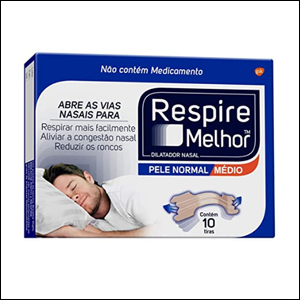 A imagem mostra uma caixa com as bordas azuis e o centro branco, com a imagem de um homem branco dormindo. No canto superior direito, há o logo da marca em um quadrado preto, onde se lê Respire Melhor - Dilatador Nasal em branco. Embaixo disso é possível ler Pele normal em azul e a palavra Médio em laranja. A embalagem também mostra uma ilustração do produto e fala que a caixa contém 10 tiras.