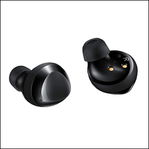 A imagem mostra dois fones de ouvido sem fio pretos com proteção em silicone para ser colocada nos ouvidos. O fundo da imagem é branco.