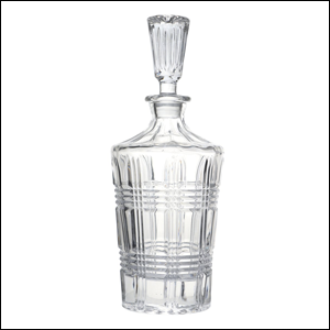 Imagem de uma garrafa de Whisky em vidro transparente.