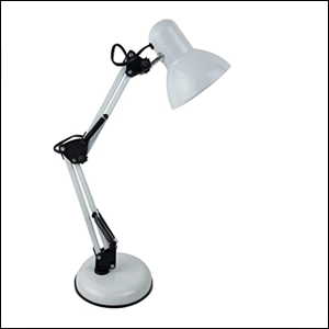 A imagem mostra uma luminária articulada de mesa na cor branca. O fundo da imagem é branco.