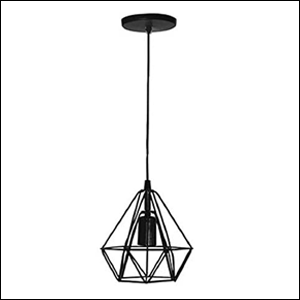 A imagem mostra um lustre aramado preto feito de aço. O soquete onde vai a lâmpada é envolvido por uma estrutura em formato de diamante invertido, vazada, e está pendurada por um fio também preto no teto. O fundo da imagem é branco.