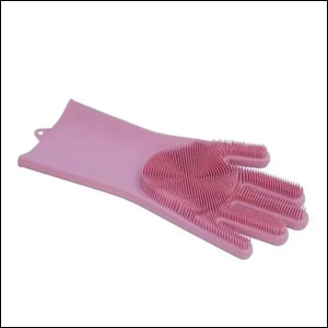 Luva-Esponja-Lava-Louça A imagem mostra uma luva de silicone na cor rosa, com pequenas cerdas em toda a superfície de onde ficaria a palma da mão, imitando uma esponja. O fundo da imagem é branco.