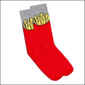 A imagem mostra um par de meias com uma estampa de batata frita. As batatas ficam estampadas na parte de cima da meia e aparte de baixo toda até os dedos é vermelha, como sendo a embalagem que segura a batata. O fundo onde estão as batatas é cinza. O fundo da imagem é branco.