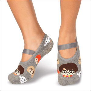 Meia-Sapatilha-Harry-Potter-Puket A imagem mostra os pés de uma pessoa usando meias cinza no estilo sapatilha com o desenho do rosto de alguns personagens de Harry Potter estampados na meia. O fundo da imagem é branco.
