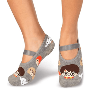 A imagem mostra os pés de uma pessoa usando meias cinza no estilo sapatilha com o desenho do rosto de alguns personagens de Harry Potter estampados na meia. O fundo da imagem é branco.