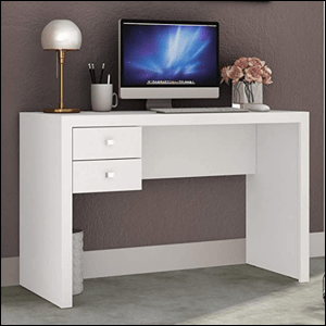 A imagem mostra uma mesa estilo escrivaninha retangular, na cor branca, com duas gavetas na parte inferior esquerda da mesa, embaixo do tampo. Em cima da mesa é possível ver um monitor de computador, um porta lápis e uma luminária redonda e branca à esquerda do monitor e um vaso com flores rosas à direita. A mesa está na frente de uma parede marrom e sobre um piso cinza.