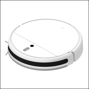 A imagem mostra o robô aspirador da Xiaomi, de formato redondo, na cor branca. Ele possui uma faixa preta na parte da frente, um dos seus sensores. Na parte superior da frente, há um botão de ligar e desliga e outro com o desenho de uma casa. O fundo da imagem é branco.