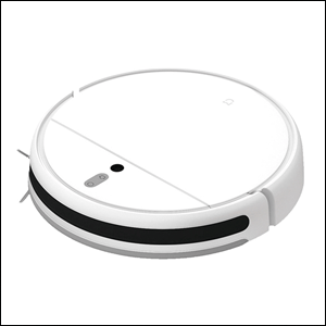 Mi-Robot-Vacuum-Mop-Xiaomi A imagem mostra o robô aspirador da Xiaomi, de formato redondo, na cor branca. Ele possui uma faixa preta na parte da frente, um dos seus sensores. Na parte superior da frente, há um botão de ligar e desliga e outro com o desenho de uma casa. O fundo da imagem é branco.