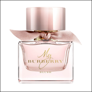 A imagem mostra uma embalagem de perfume, feita de vidro na cor rosa. A tampa do perfume também é rosa e há um laço de fita rosa amarrado embaixo da tampa. No centro da embalagem, é possível ler "My Burberry Blush" em dourado. O fundo da imagem é branco.