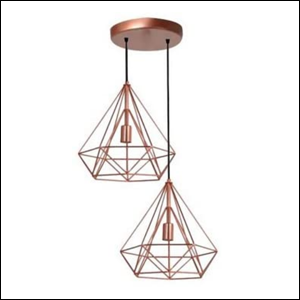A imagem mostra dois pendentes de luz de aramado em formato de diamante invertido na cor cobre. Eles estão pendurados por um fio preto que os contecta a um suporte, também cobre. O fundo da imagem é branco.