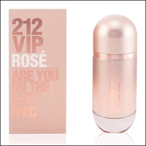 A imagem mostra a caixa do perfume 212 Vip Rose, uma caixa rosa claro com o nome do perfume em cima e, embaixo dele, a frase "Are you on the lis?" NYC. Ao lado da caixa está o frasco do perfume, em formato de pílula, na cor rosa claro também, com o nome do perfume na vertical. O funda da imagem é branco.