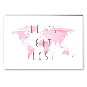 A imagem mostra um quadro decorativo com fundo branco, com um mapa mundi em rosa desenhado. Em cima do mapa, há a frase "Let's get lost". O quadro está num fundo branco.
