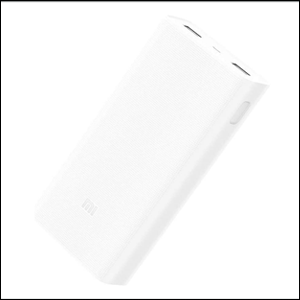 Power-Bank-Xiaomi-2C A imagem mostra um power bank com duas saídas USB, de formato retangular, na cor branca. O fundo da imagem é branco.