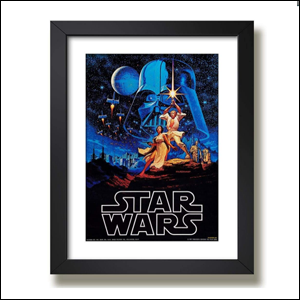 A imagem mostra um quadro de moldura preta com paspatur branco emoldurando um poster clássico do filme Star Wars, onde se vê, ao fundo, um céu azul escuro com estrelas onde é possível ver a cabeça do Drath Vader, ao lado da Estrela da Morte, uma esfera cinza, e algumas naves. Em primeiro plano, é possível ver Luke, Leia, C3PO e R2D2 em cima de algumas rochas. Na parte inferior do poster, lê-se Star Wars em branco.