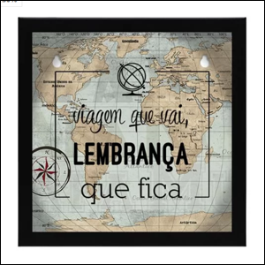 A imagem mostra um quadro decorativo que possui um vidro decorada na frente, onde está escrito "Viagem que vai, lembrança que fica". É possível perceber que há um espaço grande entre o vidro e o fundo do quadro, para guardar coisas. O fundo do quadro é um mapa mundi tradicional.
