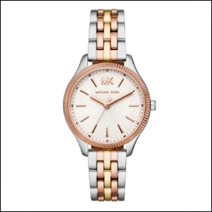 Relógio-Michael-Kors-MK66421KN A imagem mostra um relógio com visor redondo. A pulseira é prateada nas bordas, com uma faixa em rose no centro. O entorno do visor é rose e seu interior é branco, com os ponteiros e as indicações de número em rose.