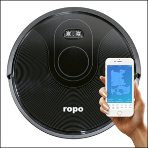 Robô-Aspirador-Ropo-Glass-3 A imagem mostra um aspirador robô circular na cor preta, visto de cima e uma mão segurando um celular na cor branca, que mostra um mapa na cor azul. O fundo da imagem é branco.