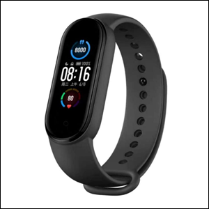 Smartband-Mi-Band-5 A imagem mostra uma smartband, semelhante a um relógio pequeno, com uma pulseira preta e um visor digital retangular arredondado também preto. O visor mostra o horário no centro, o número de passos dados dentro de um círculo azul na parte superior e a frequência cardíaca no centro de um círculo colorido na parte inferior. O fundo da imagem é branco.