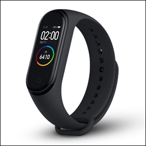 Smartband-Mi-Band-4 A imagem mostra uma smartband, parecida com um relógio, de pulseira preta e com uma tela retangular arredondada, também da cor preta. A tela mostra o horário e a quantidade de passos andados. O fundo da imagem é branco.