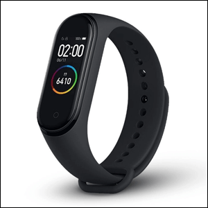 A imagem mostra uma smartband, parecida com um relógio, de pulseira preta e com uma tela retangular arredondada, também da cor preta. A tela mostra o horário e a quantidade de passos andados. O fundo da imagem é branco.