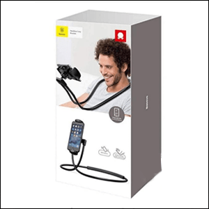 A imagem mostra a caixa do produto com uma imagem na frente de como o produto funciona. A foto na caixa mostra um homem utilizando o suporte para pescoço, na cor preta, que possui um cabo que vai até a frente de seus olhos, onde está conectado o celular. O fundo da imagem é branco.
