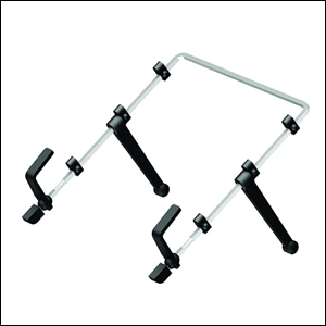 A imagem mostra um suporte para notebook feito de metal, em formato retangular. As parte que seguram a estrutura do suporte na mesa e onde o notebook fica apoiado são pretas. O fundo da imagem é branco.