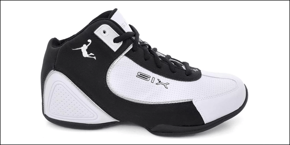 Imagem de um tênis de basquete branco com detalhes em preto.