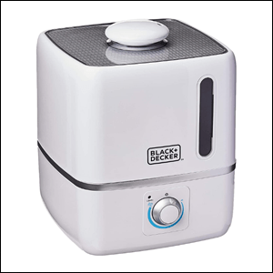 Umidificador-de-Ar-Air1000-BR-Black+Decker A imagem mostra um umidificador em formato de cubo, na cor branca, com a parte de cima na cor cinza. Há um regulador redondo e branco na parte inferior central do aparelho, além de uma fresta transparente do lado direito, onde é possível ver o nível de água. O funda da imagem é branco.