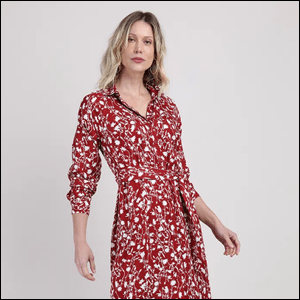 Vestido-Chemise-Midi-Manga-Longa-Floral-da-City Imagem de mulher caucasiana loira vestida com vestido modelo midi na cor vermelha com estampa floral.