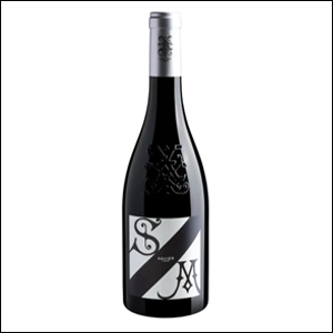 A imagem mostra uma garrafa de 750 ml do vinho Xavier Vignon Côtes du Rhône SM. A garrafa é preta e o rótulo é prata com uma listra preta cruzando-o na diagonal, onde é possível ler Xavier. Além disso, há um S e um M em cada lado da listra.