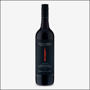 A imagem mostra uma garrafa de 750 ml do vinho Yalumba Sanctum Coonawarra Cabernet Sauvignon 2017. A garrafa é preta, com um rótulo preto e um detalhe no meio em vermelho. É possível ler o nome Yalumba na parte de cima do rótulo.