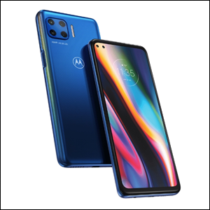 A imagem mostra o celular Motorola Moto 5G Plus de frente e de costas. Na parte virada para frente, é possível ver sua tela com uma pequena câmera na parte superior esquerda e um plano de fundo com tons de verde, rosa e azul num fundo preto. Já a parte virada para trás é azul escuro e o conjunto de câmera fica localizado na parte superior esquerda. O fundo da imagem é branco.