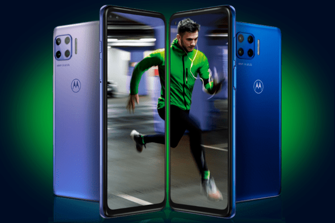 A imagem mostra quatro celulares Moto 5G Plus, os dois da ponta estão virados de costas e é possível ver que o do lado esquerdo é lilás, enquanto o do lado direito é azul. Já os celulares do meio, estão virados para frente, mostrando duas telas, cujas imagens se completam e mostram um jogador de futebol correndo com uma camiseta verde. O fundo da imagem é azul escuro com um sombreado verde.
